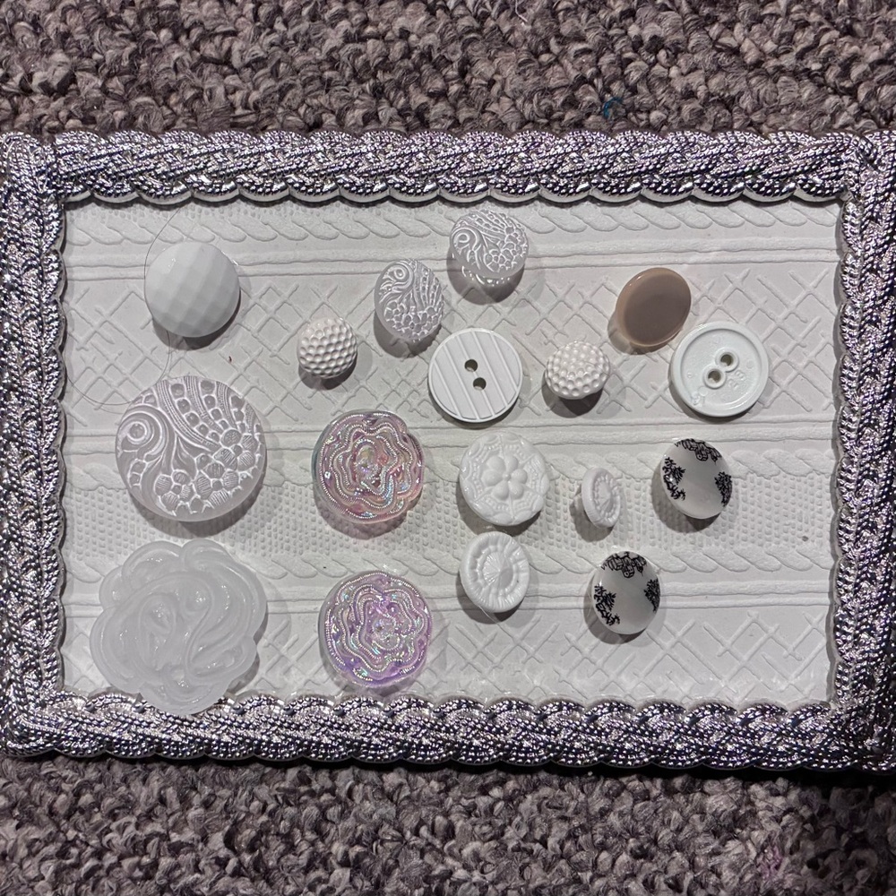 Vintage Sewing / Crafting Buttons, for clothing, jewelry, or crafts.
Total: 17